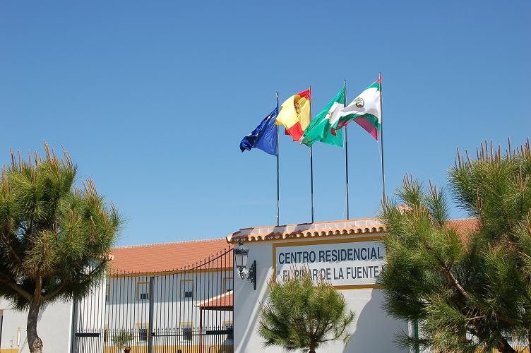 Residencia El Pinar de la Fuente fachada de residencia con banderas